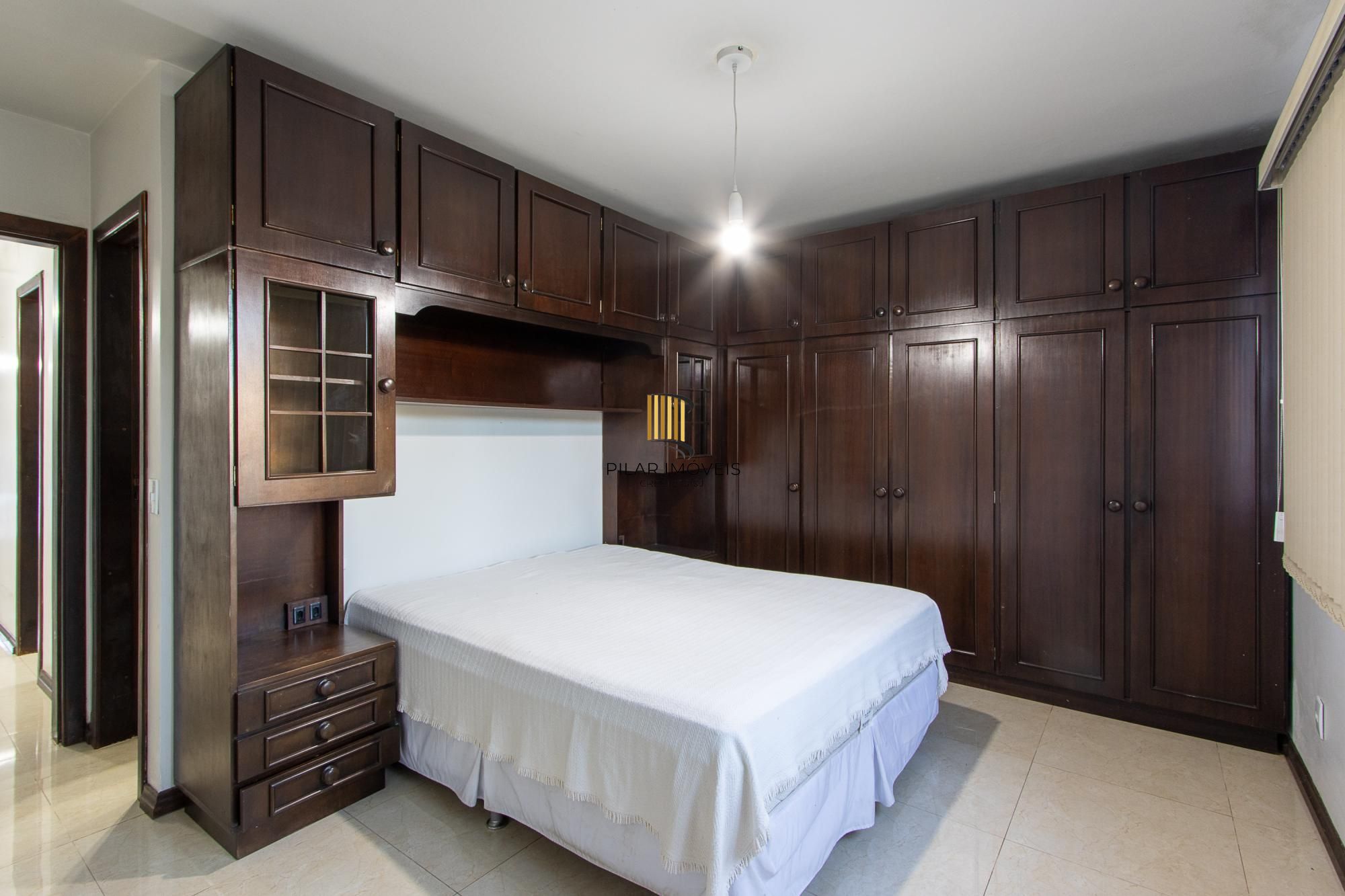 Casa 4 dormitórios no bairro Vila Nova