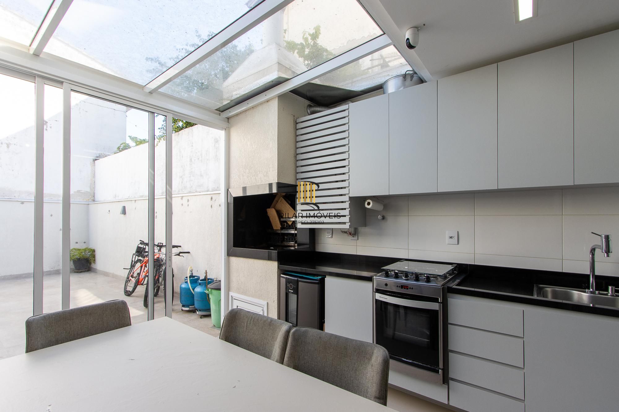 Ótima casa com 3dormitórios 1 suite no bairro Tristeza