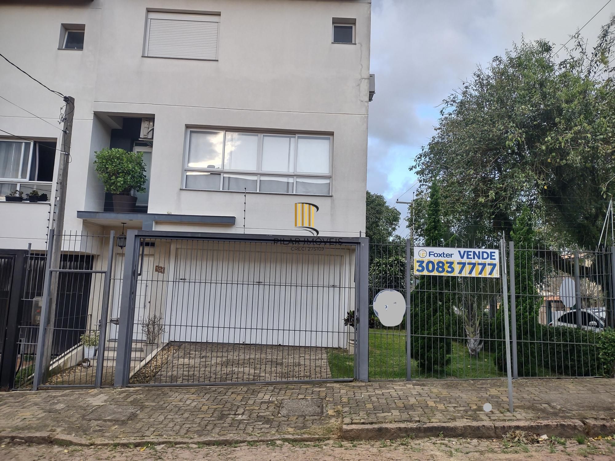 Sobrado  com 3 quartos, 1 suíte, lareira, churrasqueira, 3 vagas cobertas na zona sul.