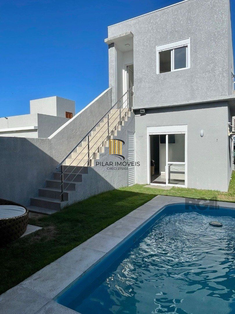CASA COM 4 DORMITORIOS SUITE , A 3 QUADRAS DO MAR !!