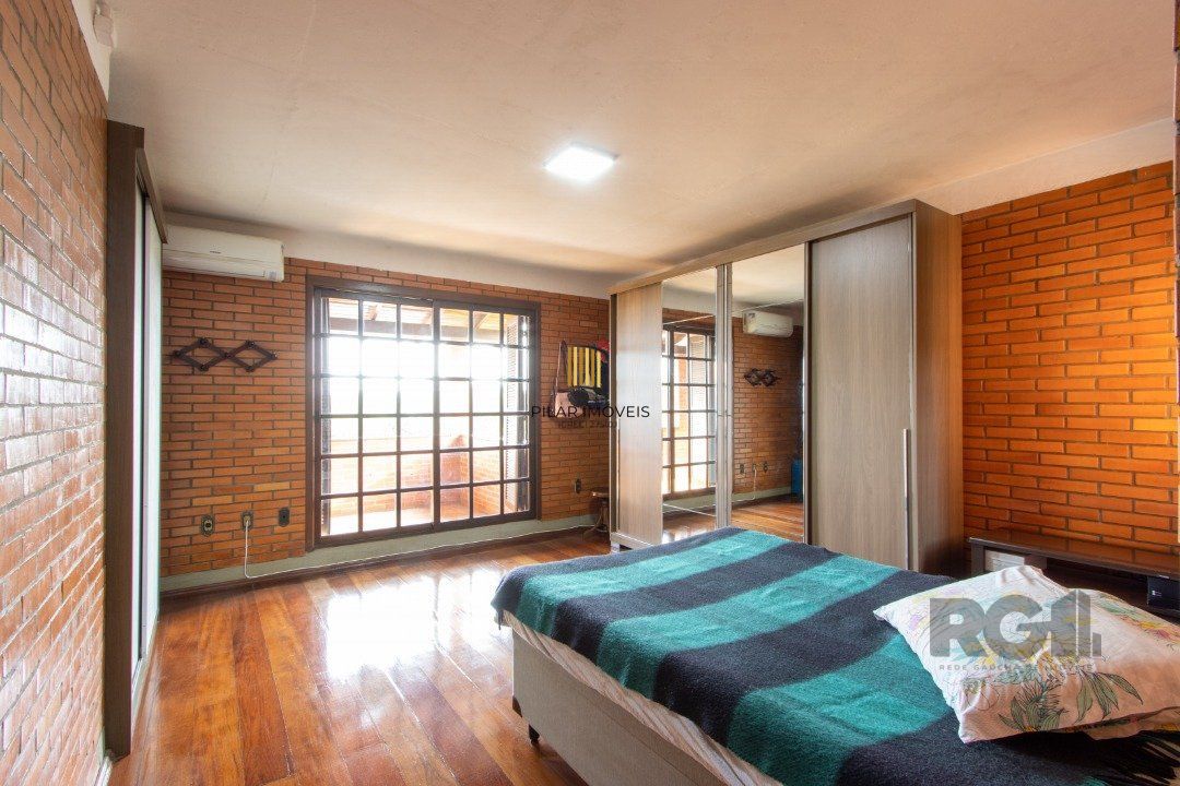 Casa para Venda - 220m², 3 dormitórios, sendo 2 suites, 5 vagas - Espirito Santo