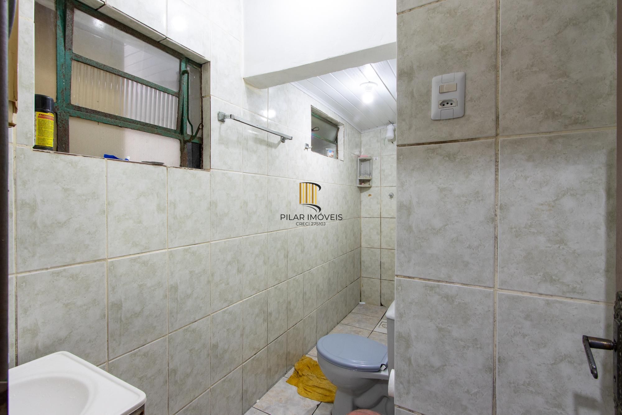 Casa ampla de 2 pavimentos com 4 dormitórios, 1 suite e 4 vagas no bairro Santa Tereza!