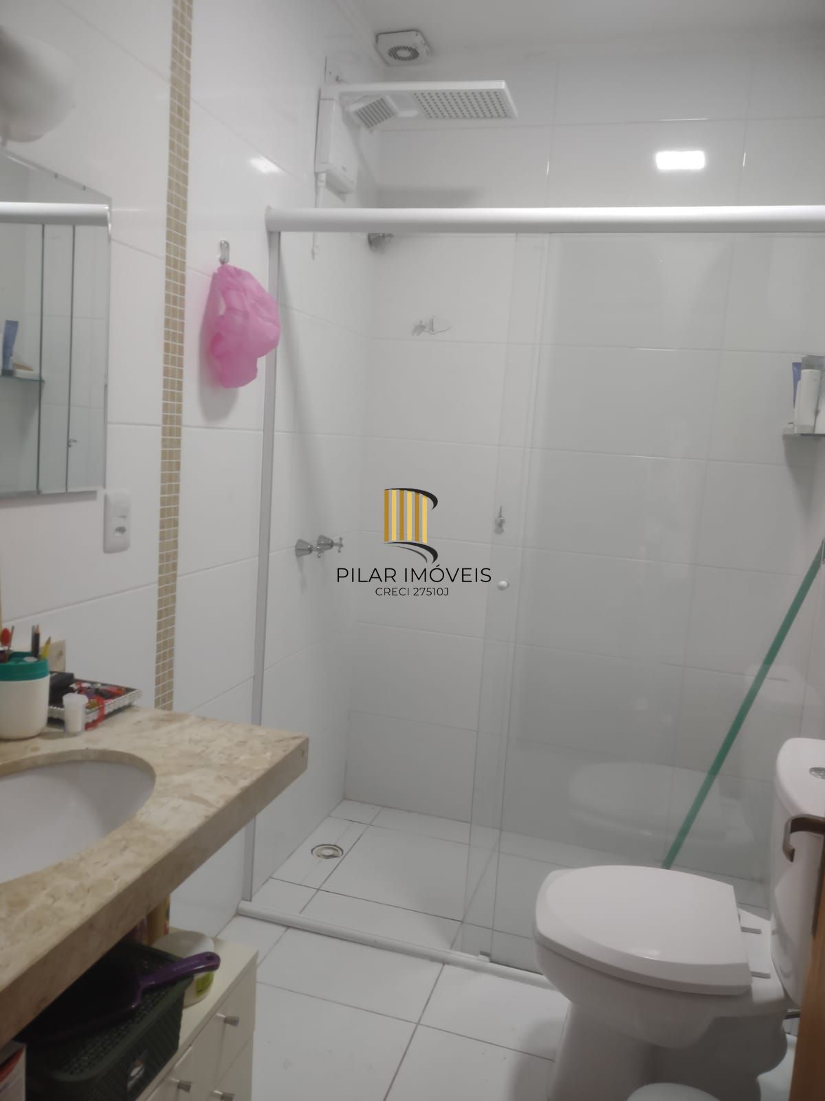 Casa de condomínio, 3 quartos, 1 suíte, piscina e 2 vagas de garagem;