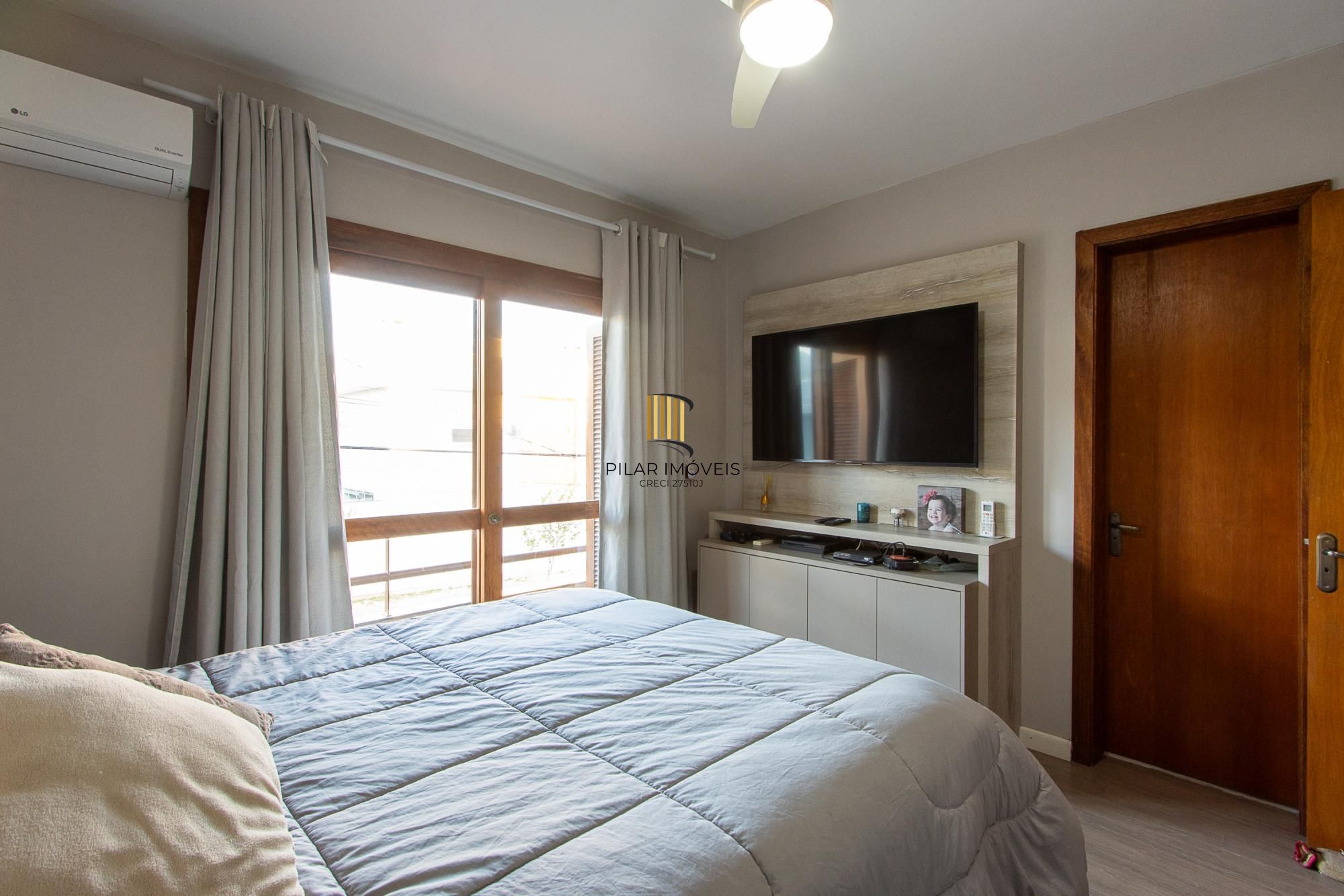 Casa de condomínio, 3 quartos, 1 suíte, piscina e 2 vagas de garagem;