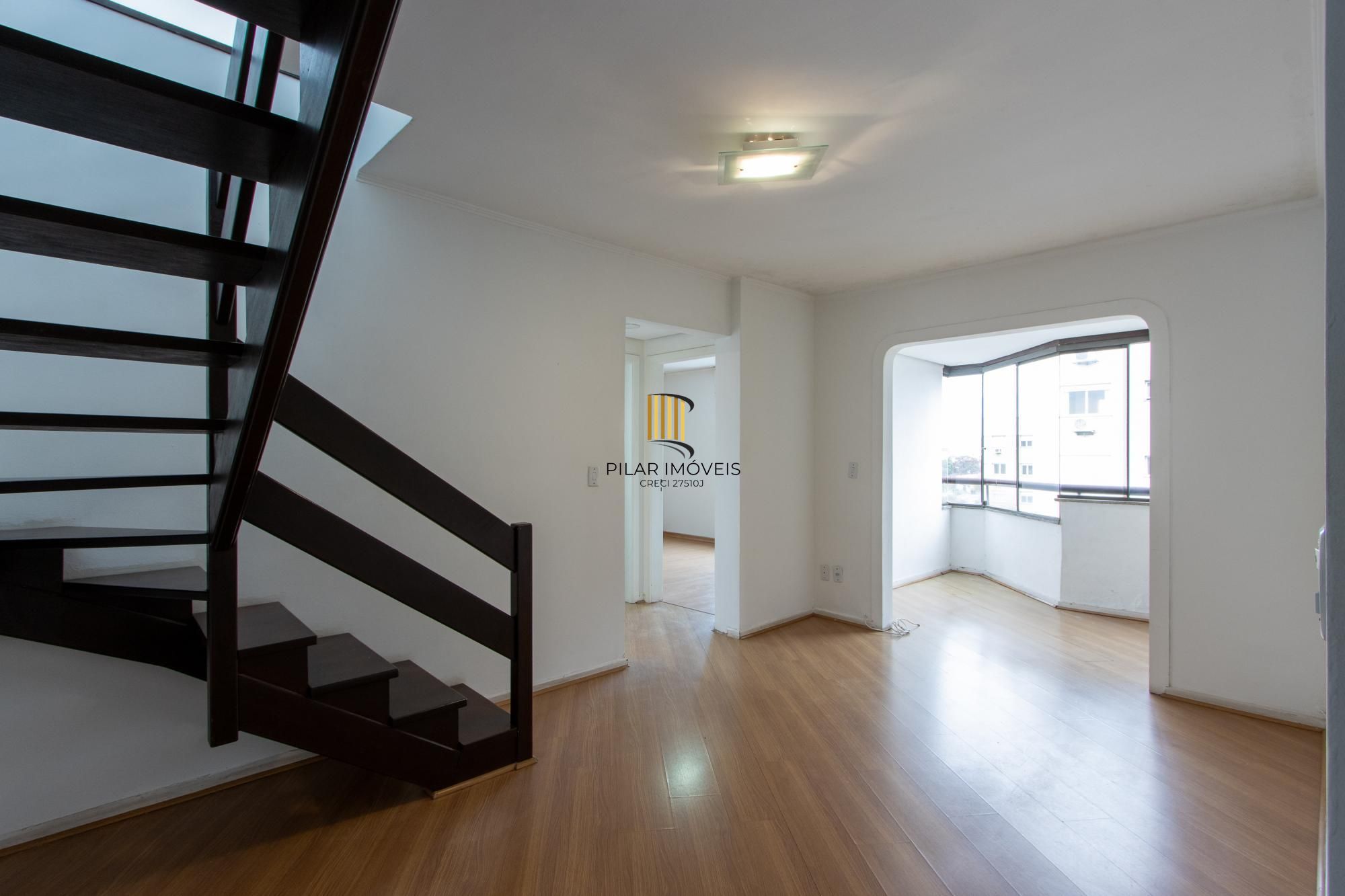 Cobertura com 137m², no Bairro Cristal, de 2 dormitórios, sento uma suíte, ampla sacada, churrasqueira, vista panorâmica, vaga coberta. - Pilar Imóveis