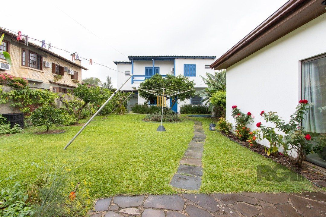 Casa térrea, 3 quartos, edícula, com 2 suites, pátio - Bairro Guarujá