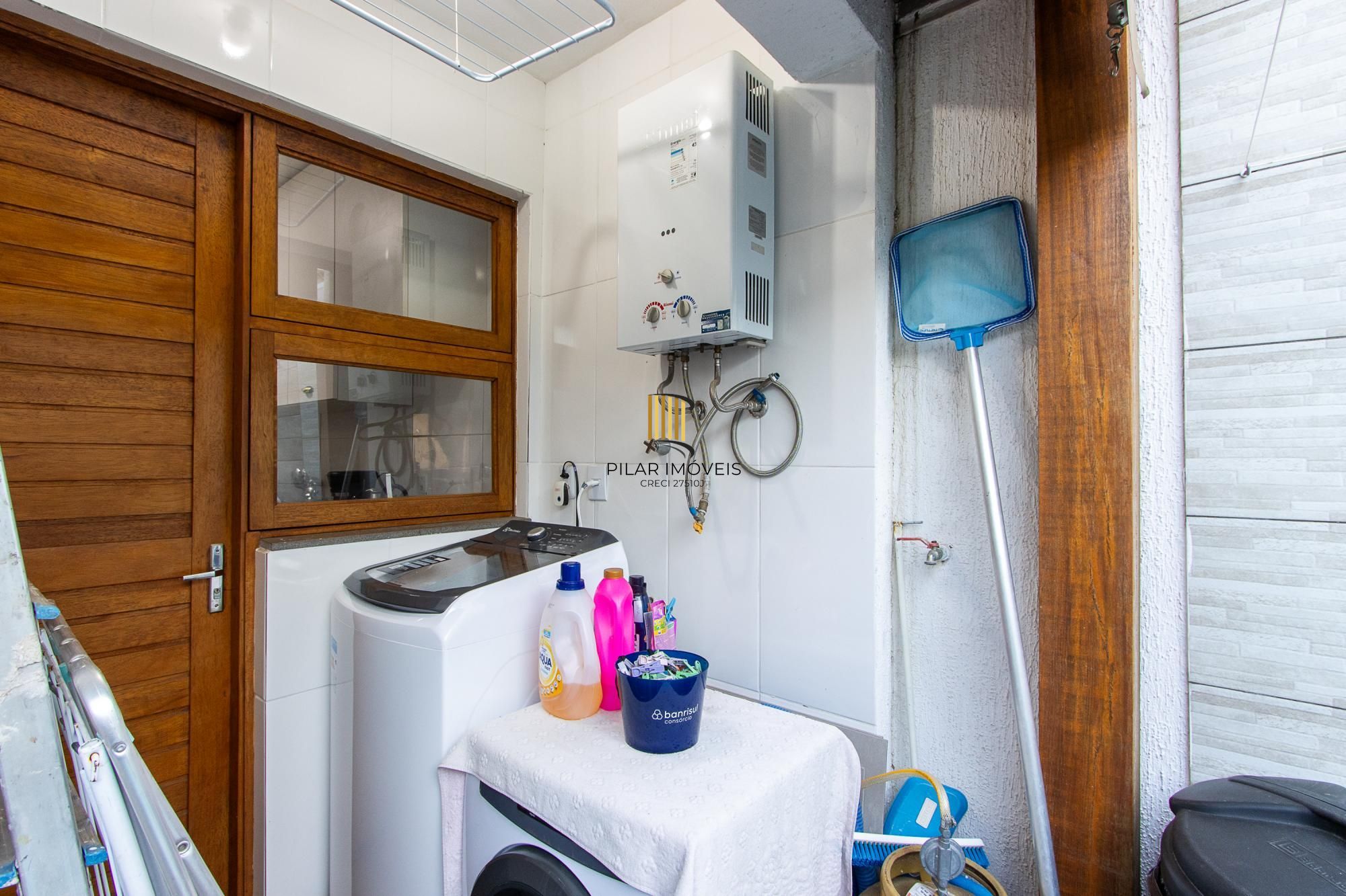 Casa de condomínio, 3 quartos, 1 suíte, piscina e 2 vagas de garagem;