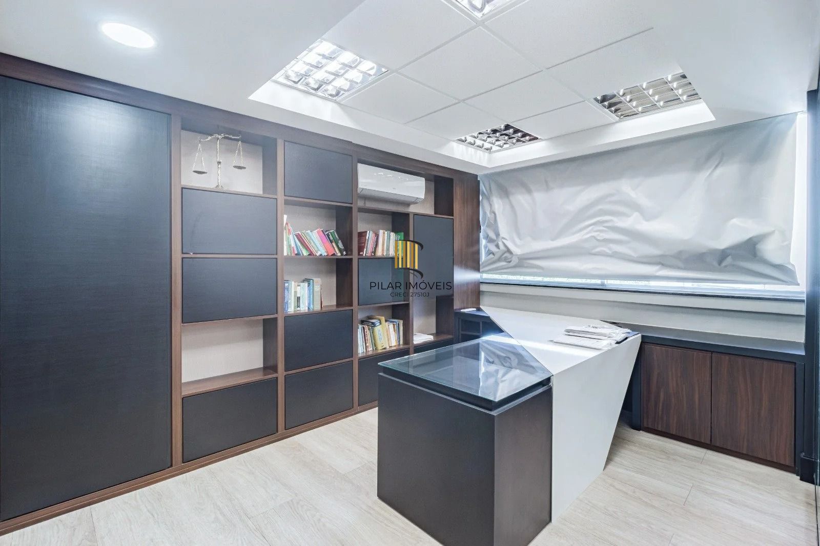 Sala/Conjunto Comercial com 4 vagas e 218m²