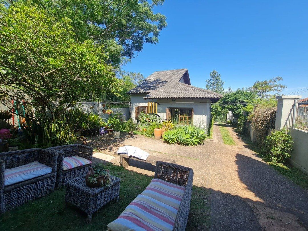 Casa em lindo terreno alto ao nível da rua medindo 10 × 32 onde consta uma residência térrea com 136m2 de área privativa,