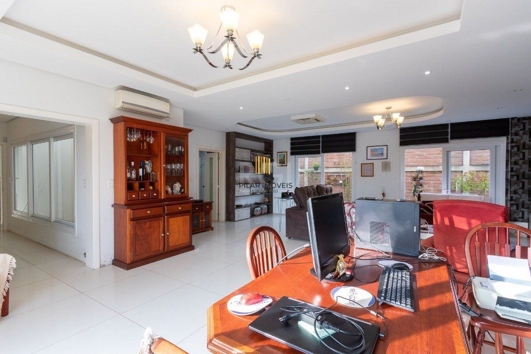 Casa para Venda - 377m², 4 dormitórios, sendo 3 suites, 3 vagas - Guarujá