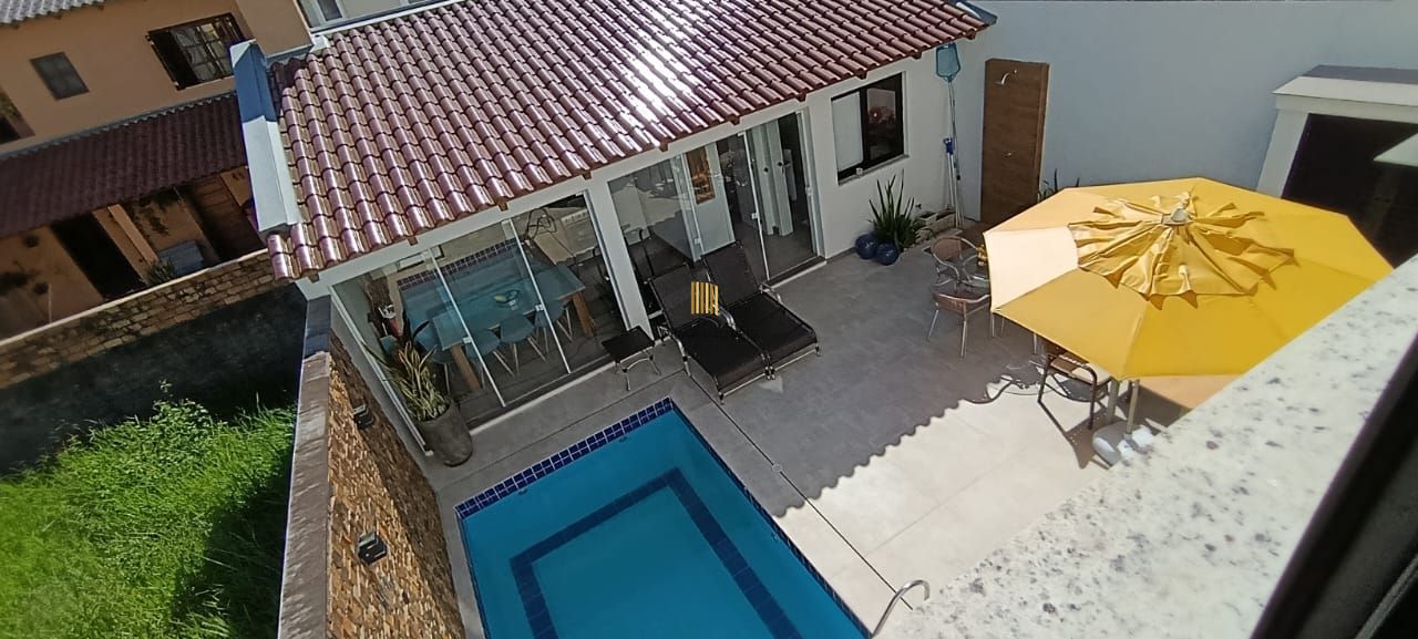 Excelente casa de alvenaria, 4 dormitórios, 2 suítes e 2 vagas de garagem.