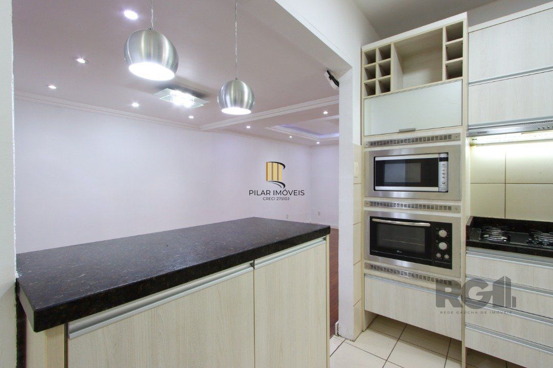 Apartamento semi-mobiliado, possui 3 dormitórios, sendo 1 suíte
