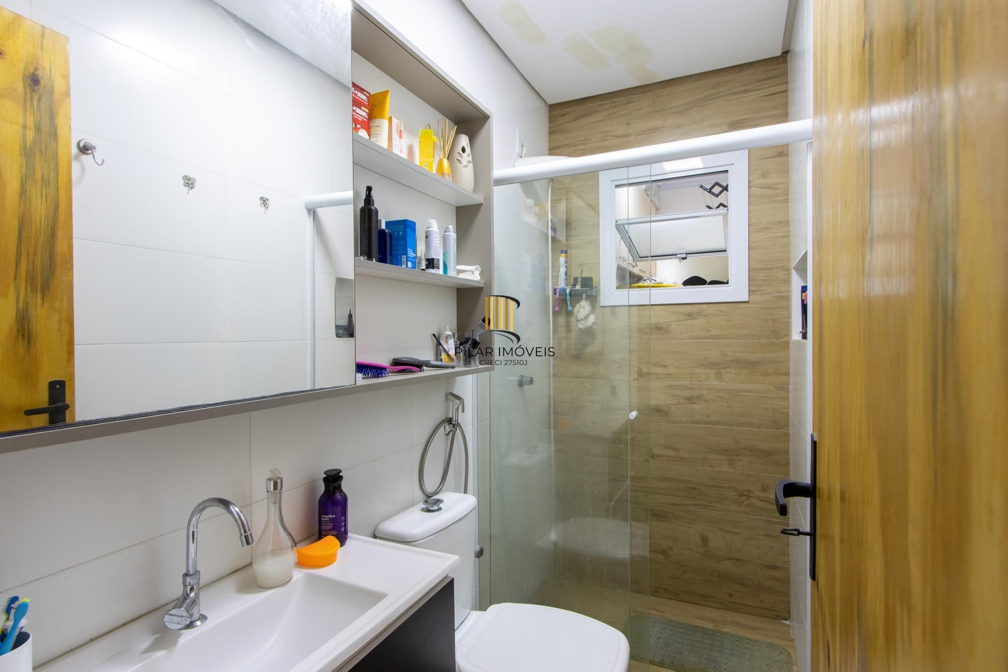 Casa terrea de 2 dormitórios, em excelente localização, amplo pátio e local tranquilo.