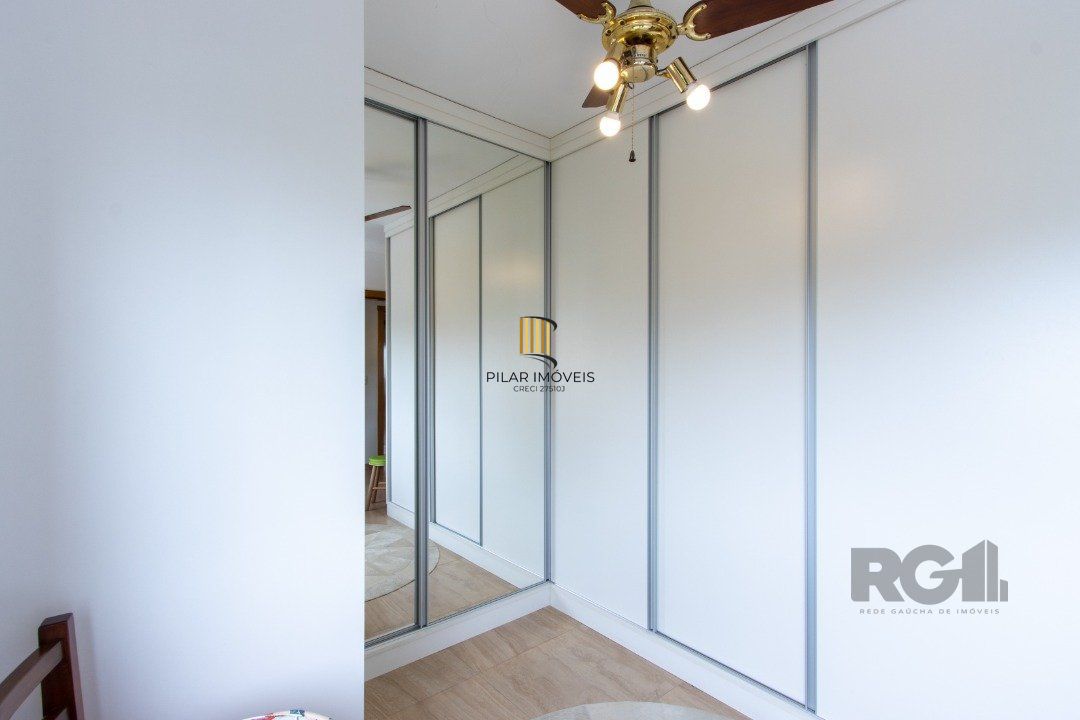 Apartamento possui 3 dormitórios, sendo 1 suíte, semi-mobiliado, com 107,27m² de área privativa, living para 2 ambientes, espaço gourmet com churrasqueira, cozinha com área de serviço; 2 vagas simples de garagem