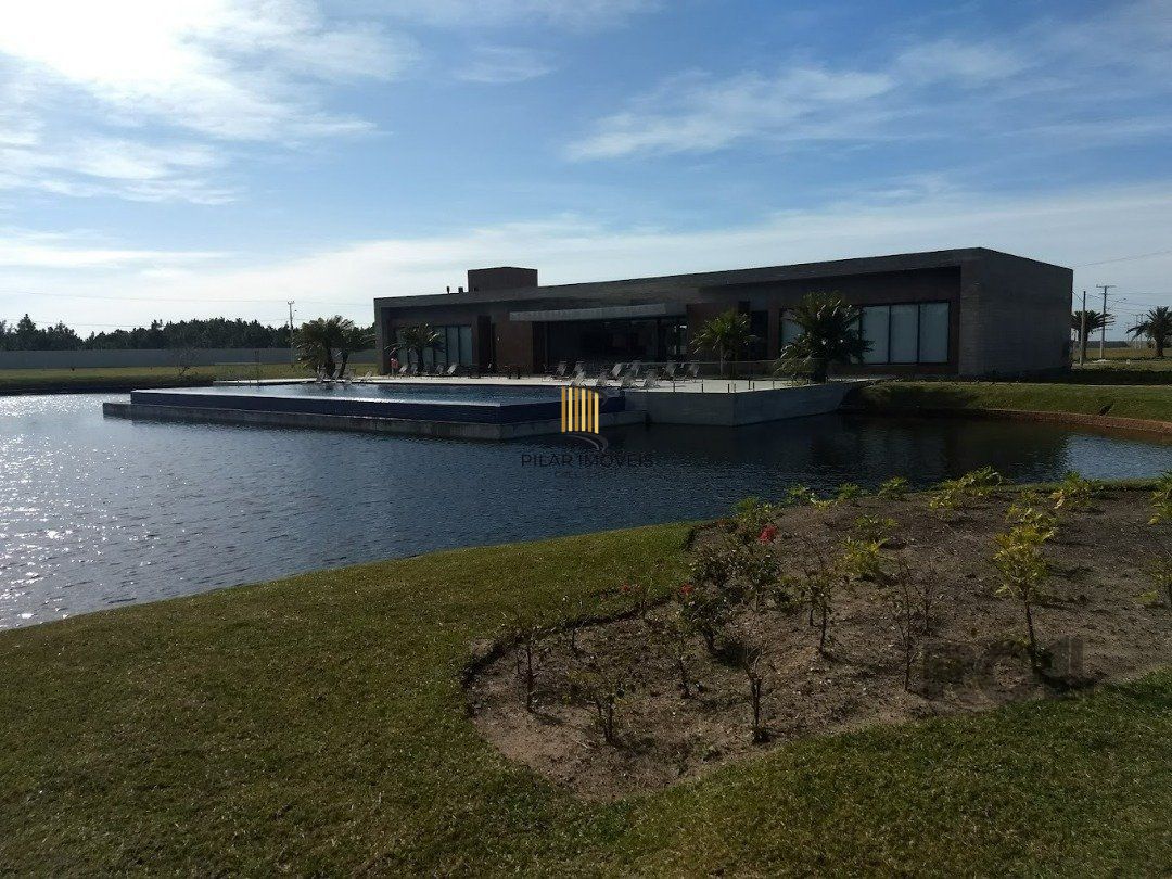 Lote ESPECIAL A VENDA com 300m² (12x25) frente leste junto a infraestrutura principal do condomínio. Pronto para construir com apenas 30% de entrada e saldo em até 24x com correção somente pelo INCC.