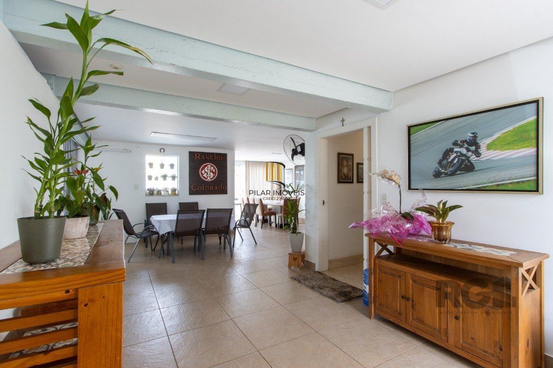 Casa em condominio . com 6 suites, sendo 3 suítes master com closet e hidro.
