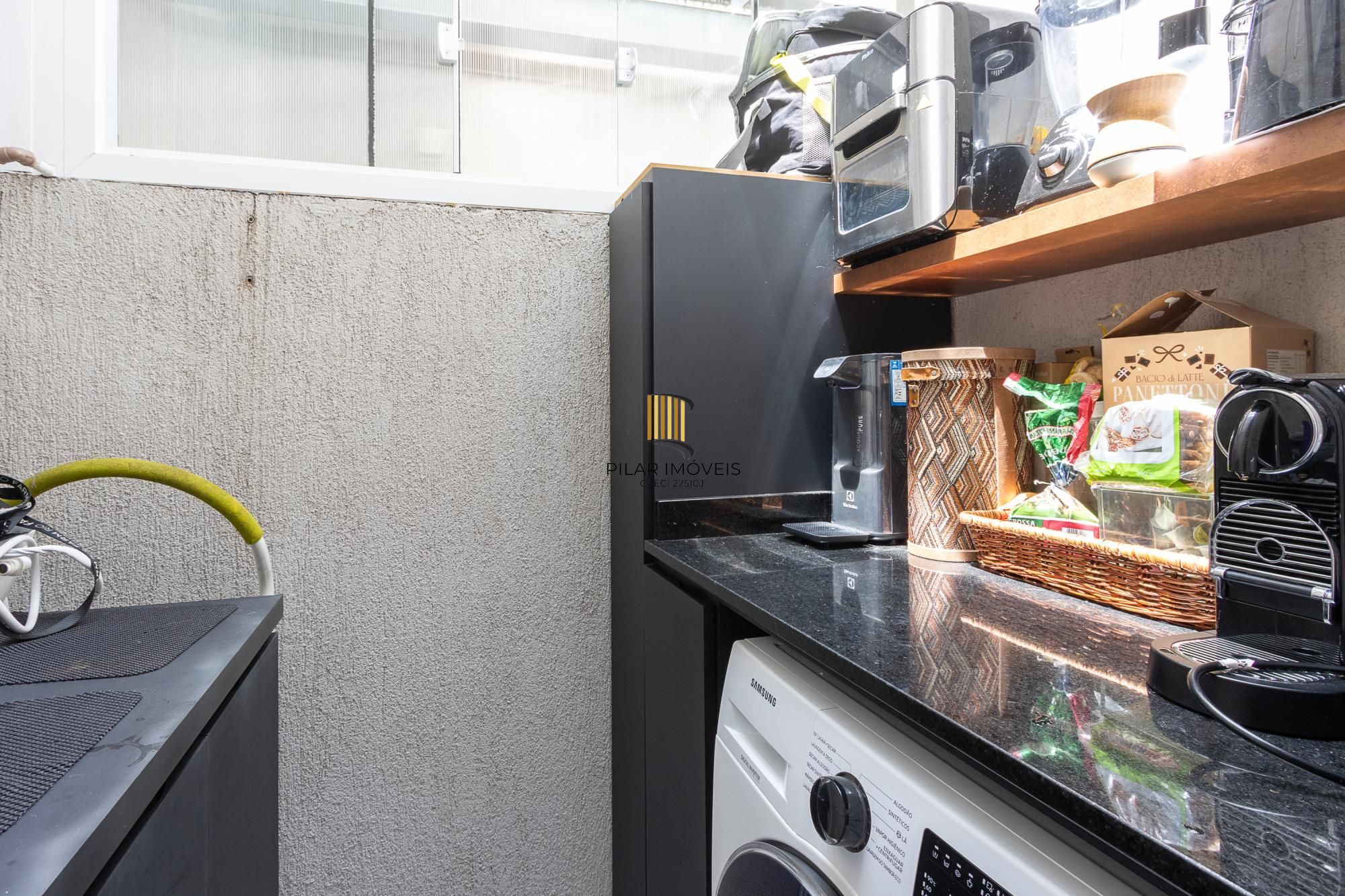 Linda  Casa em condomínio , localizada no bairro TRISTEZA, Zona Sul de PORTO ALEGRE..