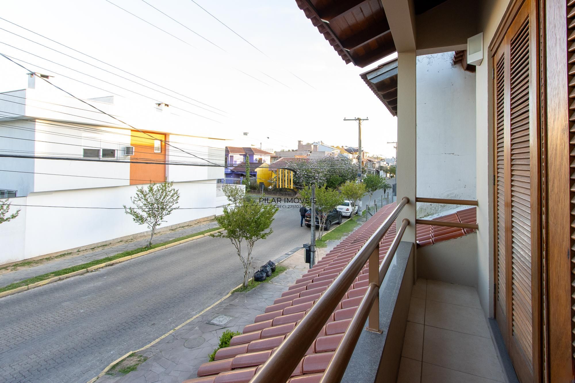 Casa de condomínio, 3 quartos, 1 suíte, piscina e 2 vagas de garagem;