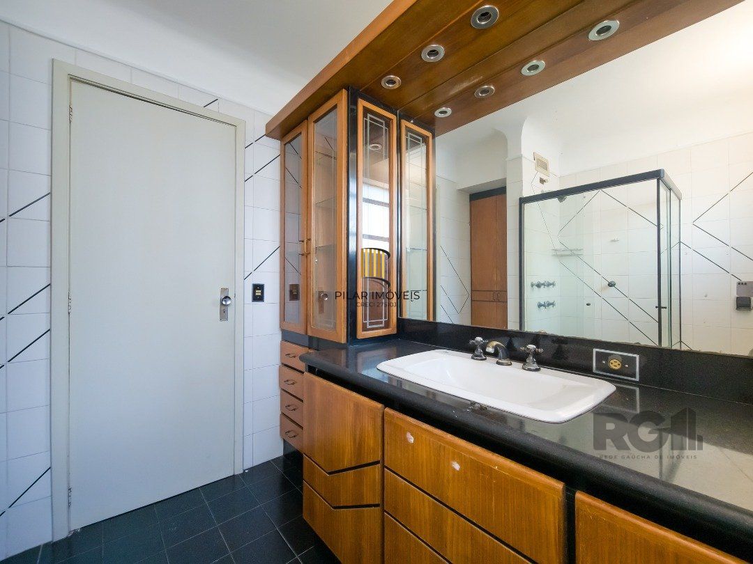 Apartamento, 3 quartos, 1 suite, dependência de empregada, elevador - Centro Histórico - Porto Alegre