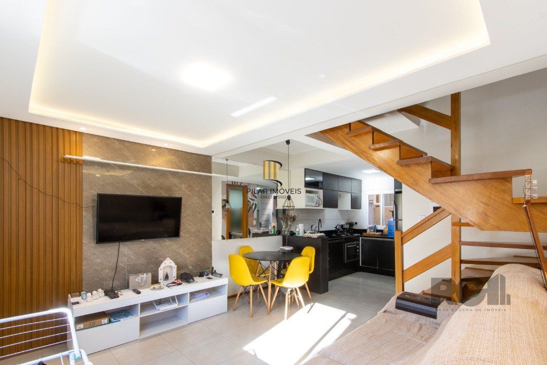 Casa em condomínio,  possui 2 dormitórios, sala para 2 ambientes e 1 vaga.