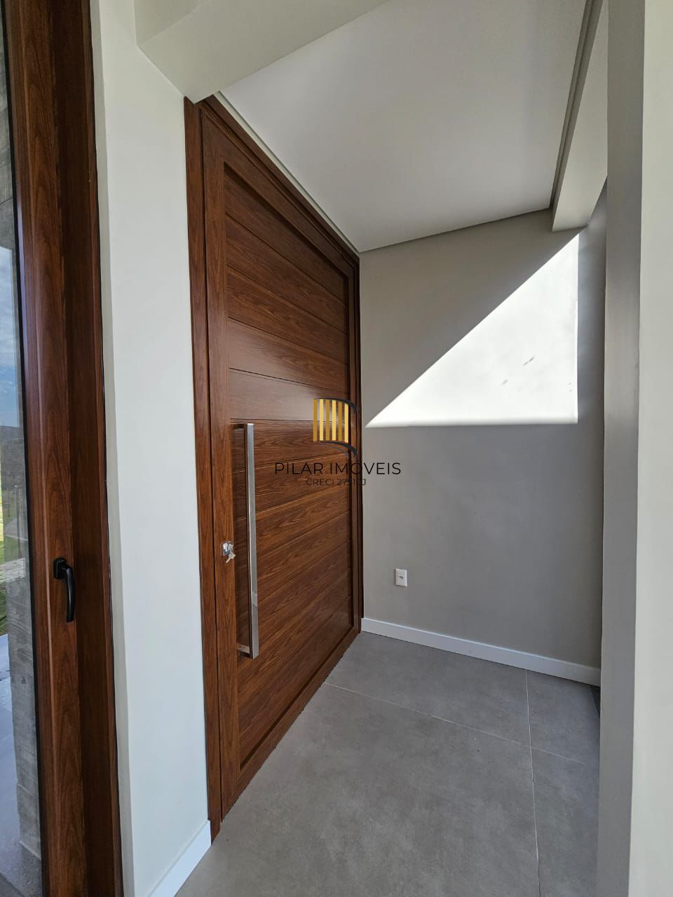 Casa de condomínio, 3 dormitórios, 3 suítes, 2 vagas de garagem.