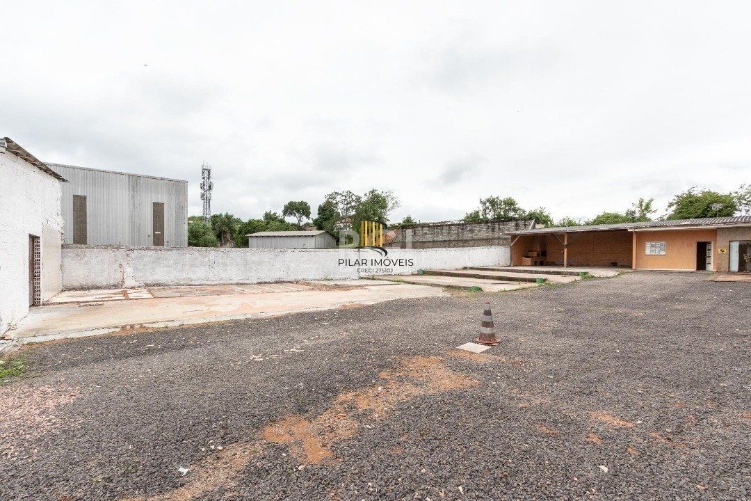 Pavilhão com área construída de cerca de 900m²