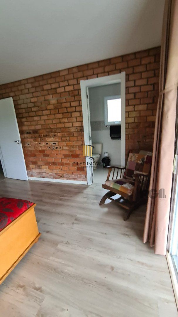 Casa de alvenaria, com 3 dormitórios, 1 suíte, living, cozinha, lavanderia, churrasqueira, banheiro social, pátio e 4 vagas de garagem.