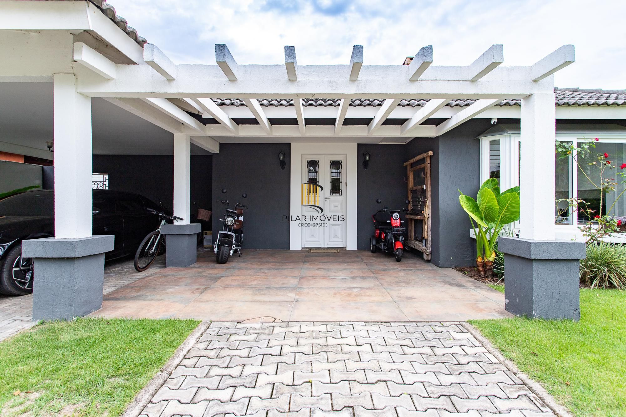 Casa térrea no Condominio Terra Ville, com patio e piscina.