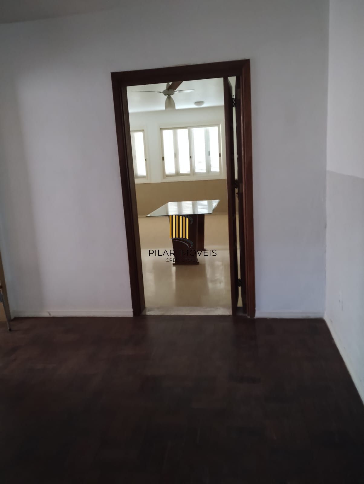 Excelente Casa com 03 suítes + Apto nos fundos com 01 Dor. Garagem 3 carros
