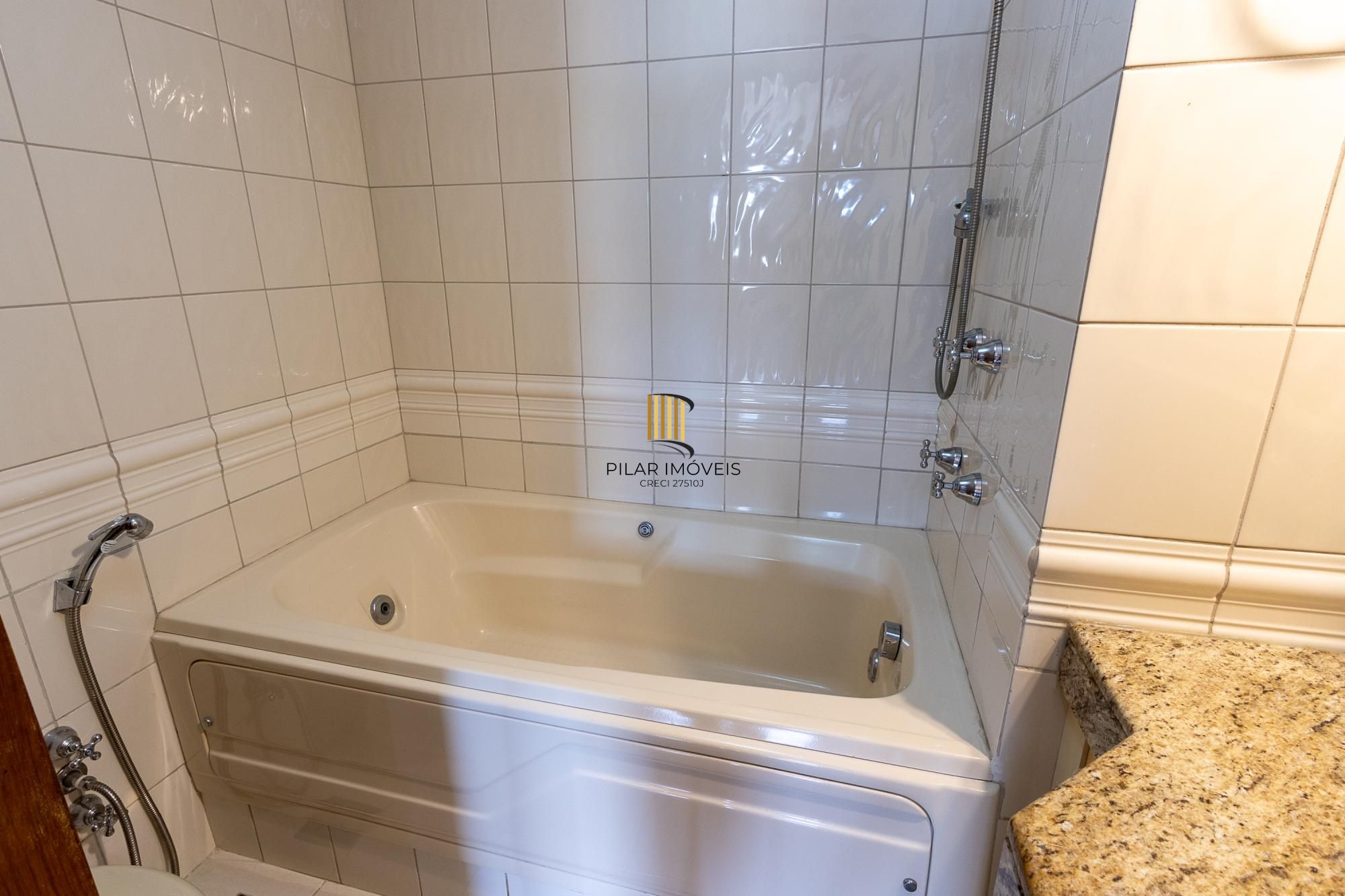 Apartamento 3 quartos, 1 suite, dependência, sacada com churrasqueira, 2 vagas - Bairro Menino Deus