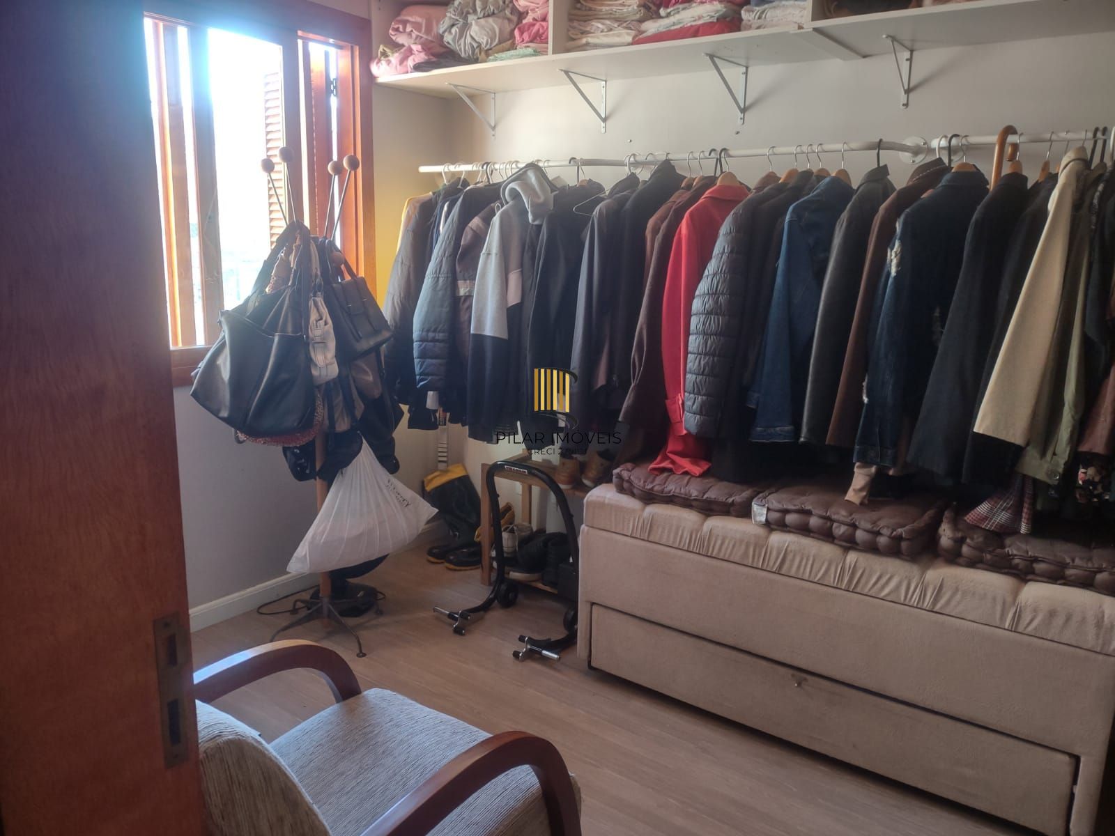 Casa de condomínio, 3 quartos, 1 suíte, piscina e 2 vagas de garagem;