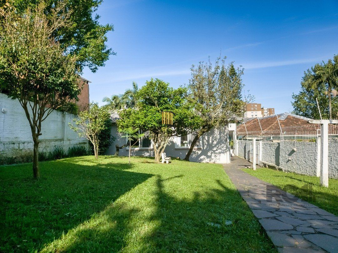 CASA TÉRREA REFORMADA, 3 QUARTOS, SUITE, PÁTIO - BAIRRO CRISTAL