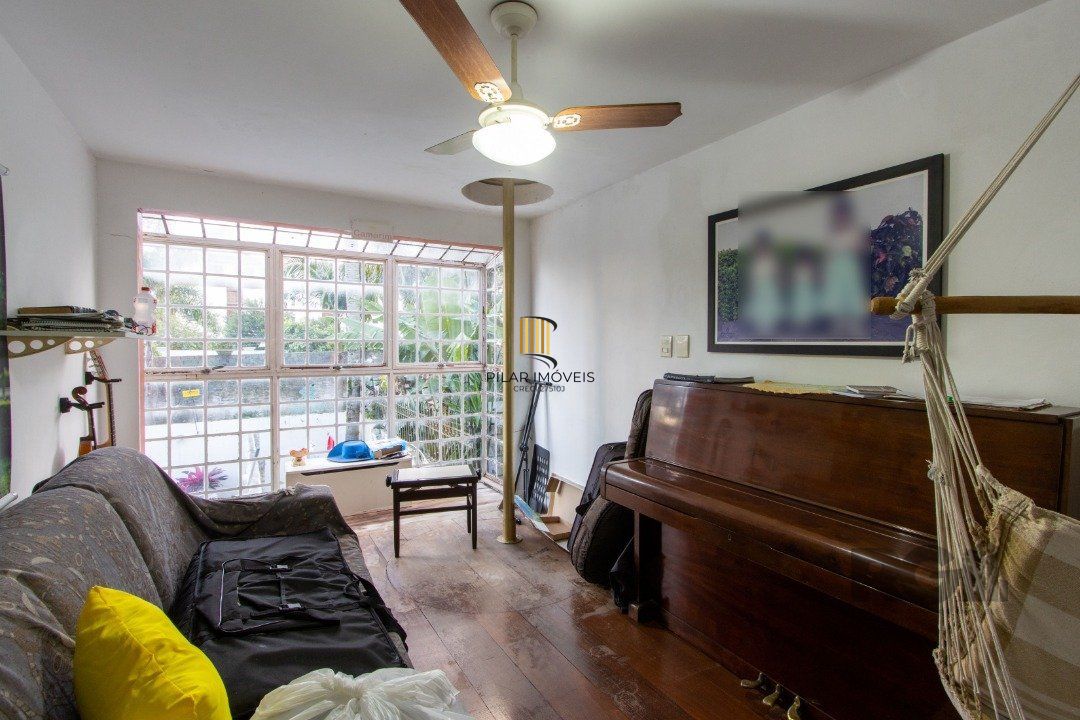Casa no bairro Cristal, Possui 4 dormitórios, sendo 1suíte, closet e banheira de hidromassagem, com possibilidade de um podendo 1 dormitórios extra.