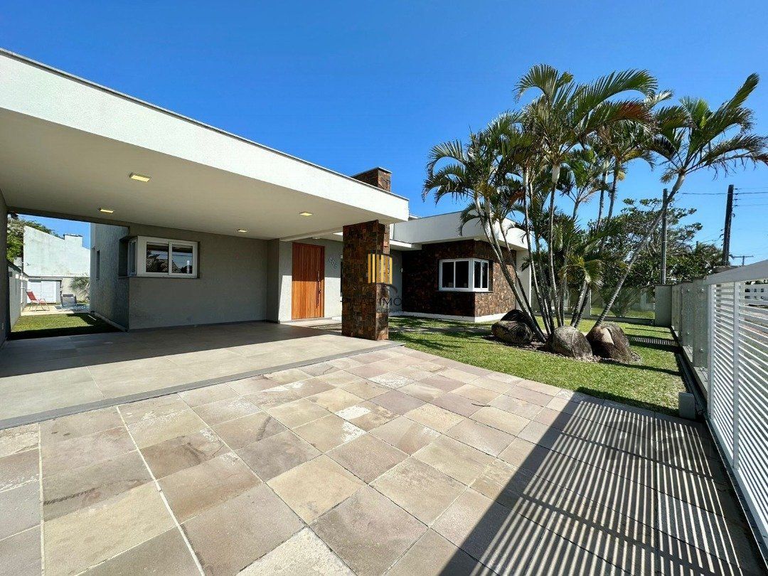 Casa 4 dormitórios no bairro Atlântida