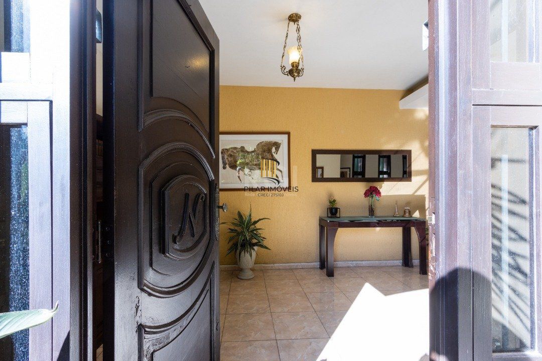 Sobrado com 345m² privativos, 3 suites, 2 vagas, churrasqueira. pátio com piscina - Bairro Cristal