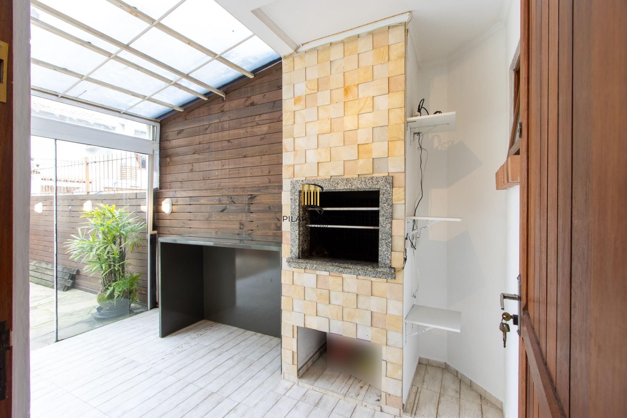 A casa possui 78m² de área construída, com um adicional de 20m²