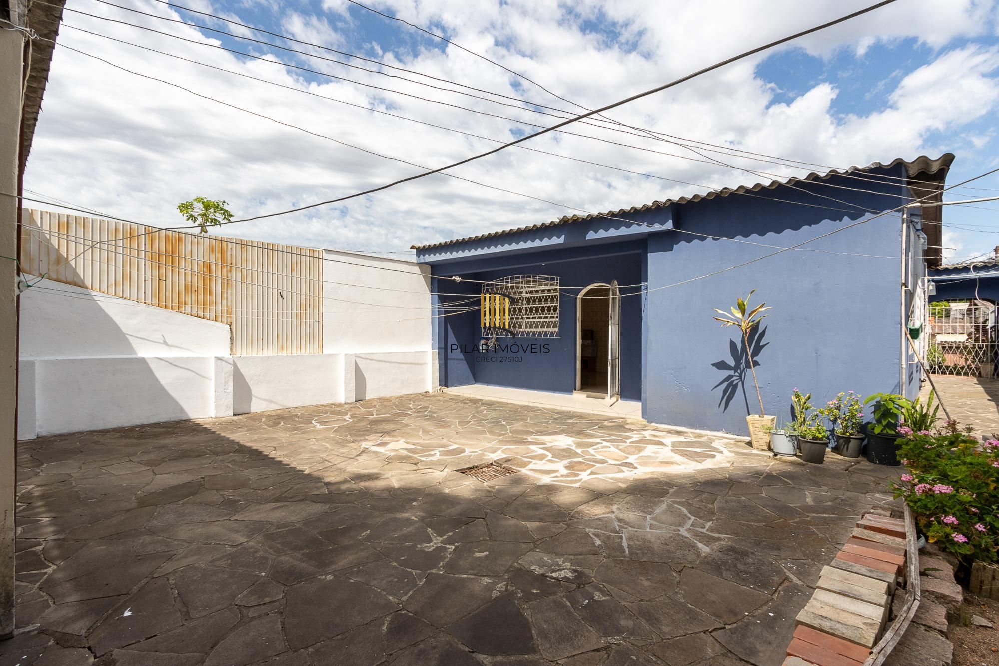 Terreno com 2 casas, 4 quartos, 1 suite - Bairro Cavalhada