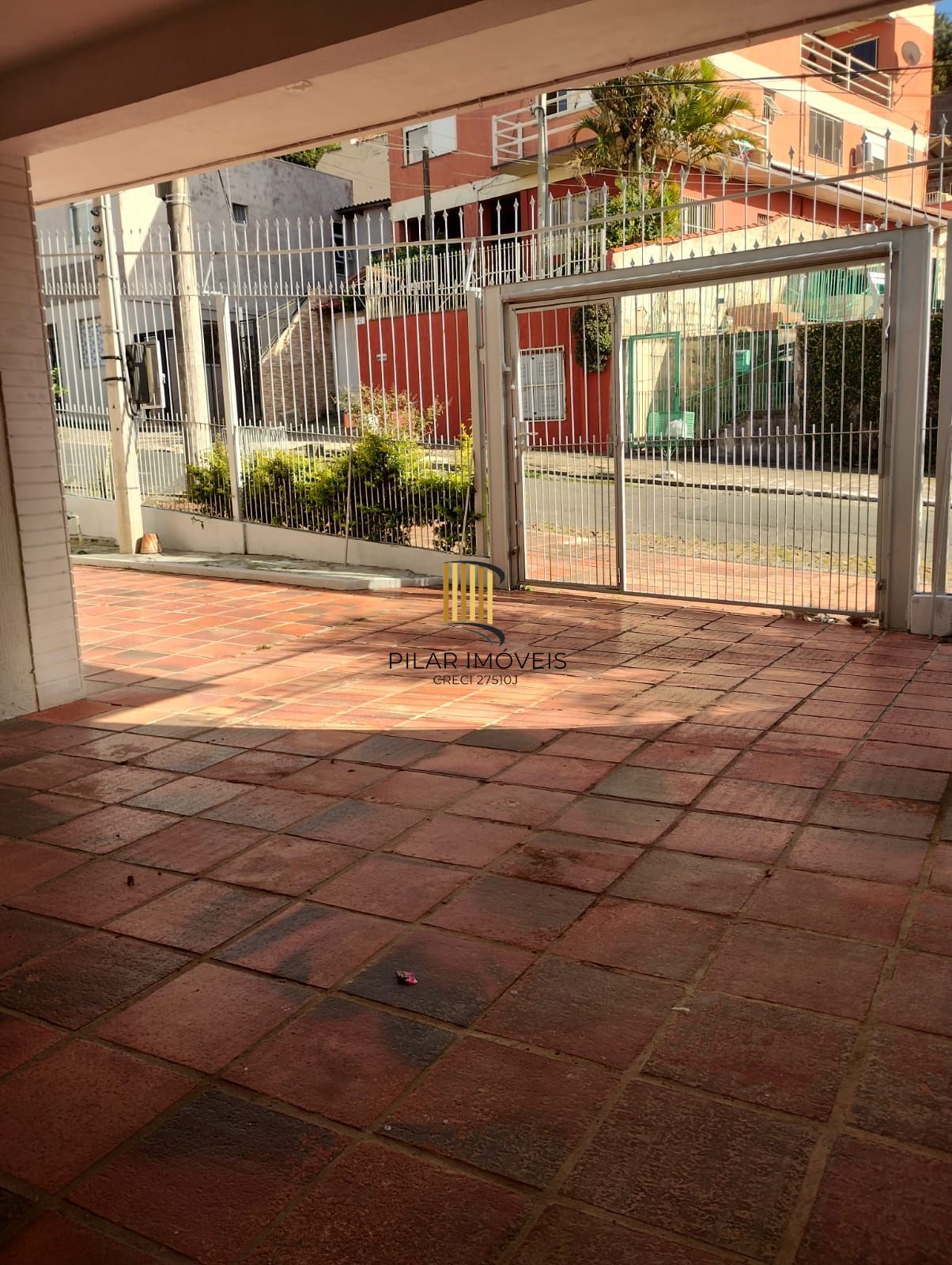 Excelente Casa com 03 suítes + Apto nos fundos com 01 Dor. Garagem 3 carros