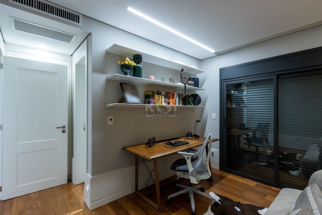 Apartamento mobiliado, com cerca de 256,42m² privativos e com 3 suítes,