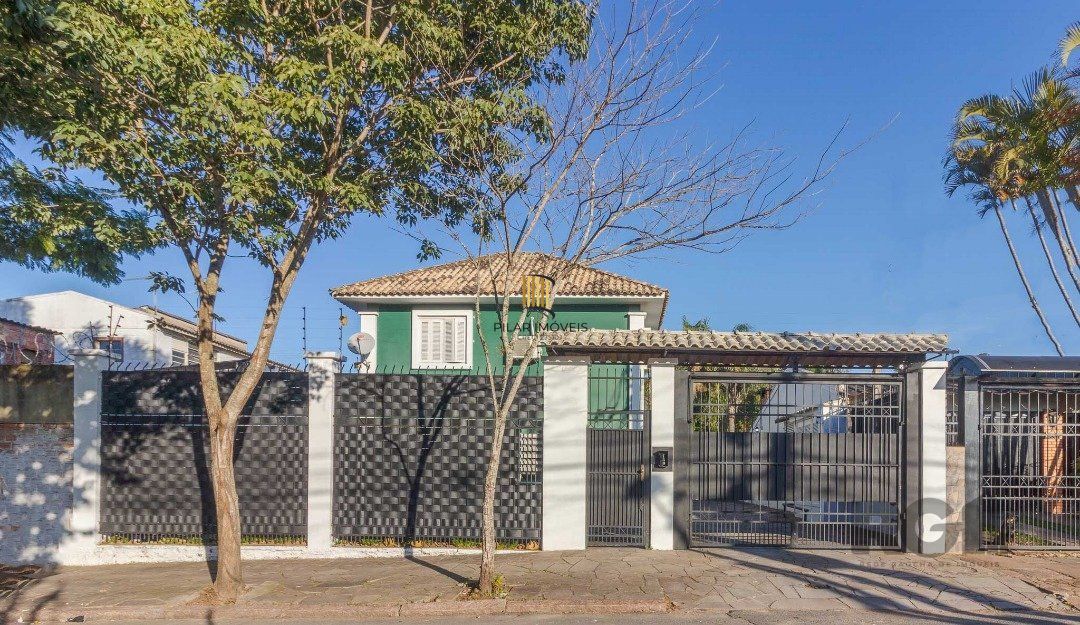 Casa em condomínio, 3 quartos, 1 suite, lareira, churrasqueira, 1 vaga - Bairro Tristeza