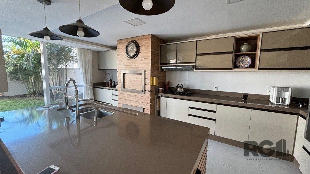 Casa em condomínio com 4 suítes, 4 vagas de garagem, pátio com piscina