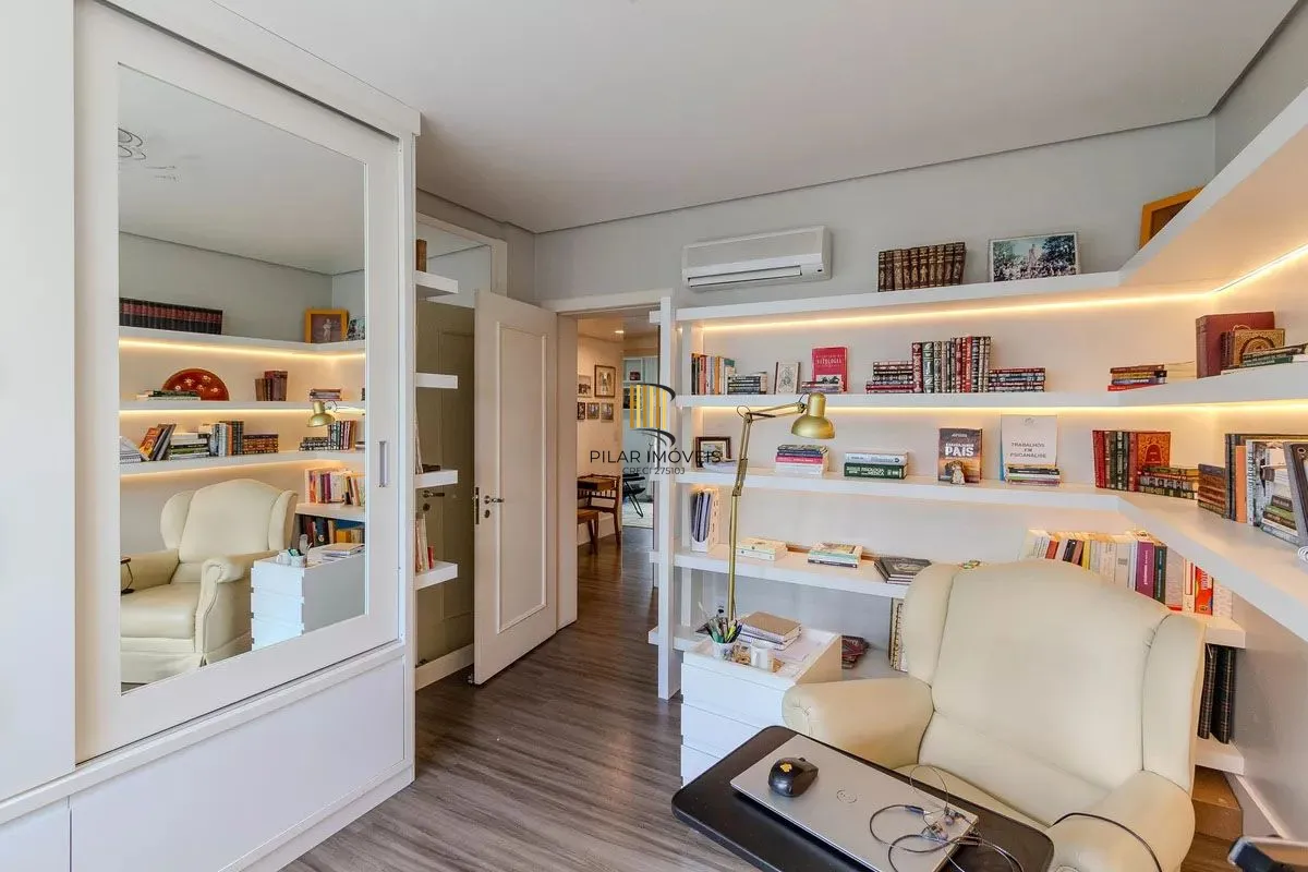 Apartamento com 3 dormitórios, 2 vagas e 231.61m² - Bairro Menino Deus