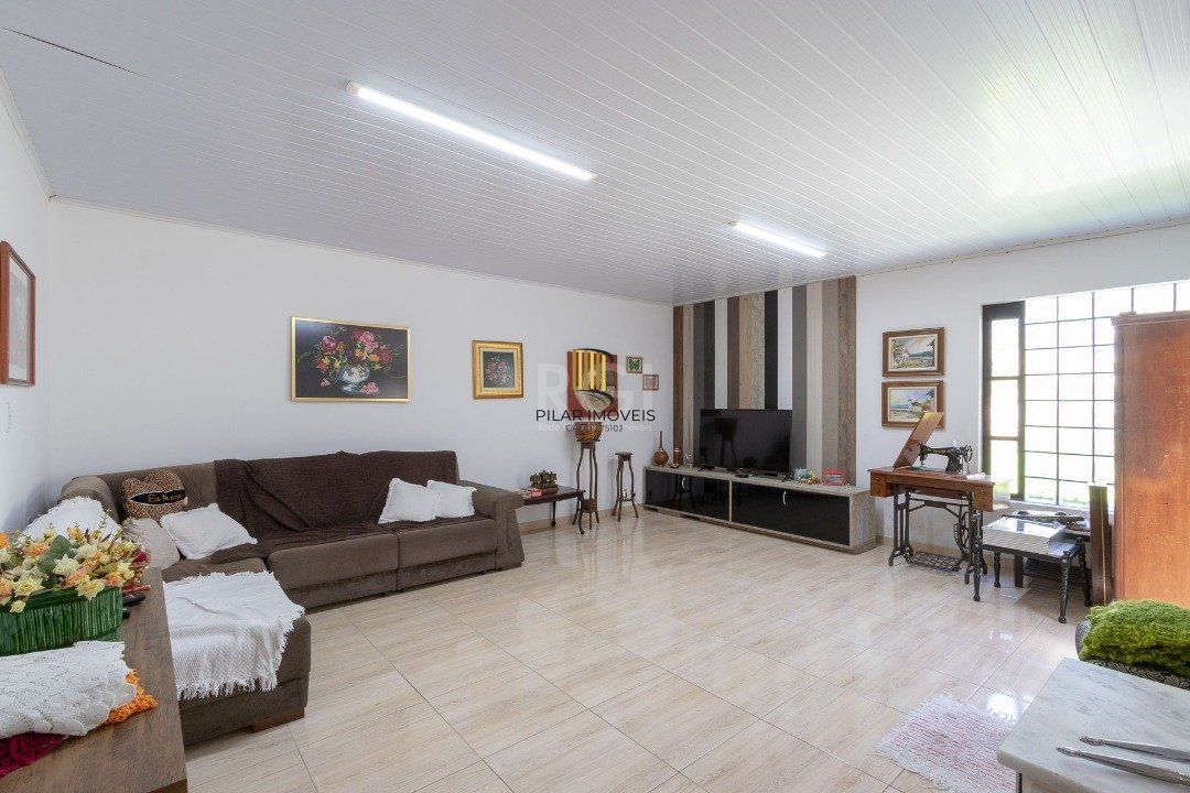 Casa para Venda - 370m², 4 dormitórios, sendo 1 suites, 6 vagas - Lomba do Pinheiro