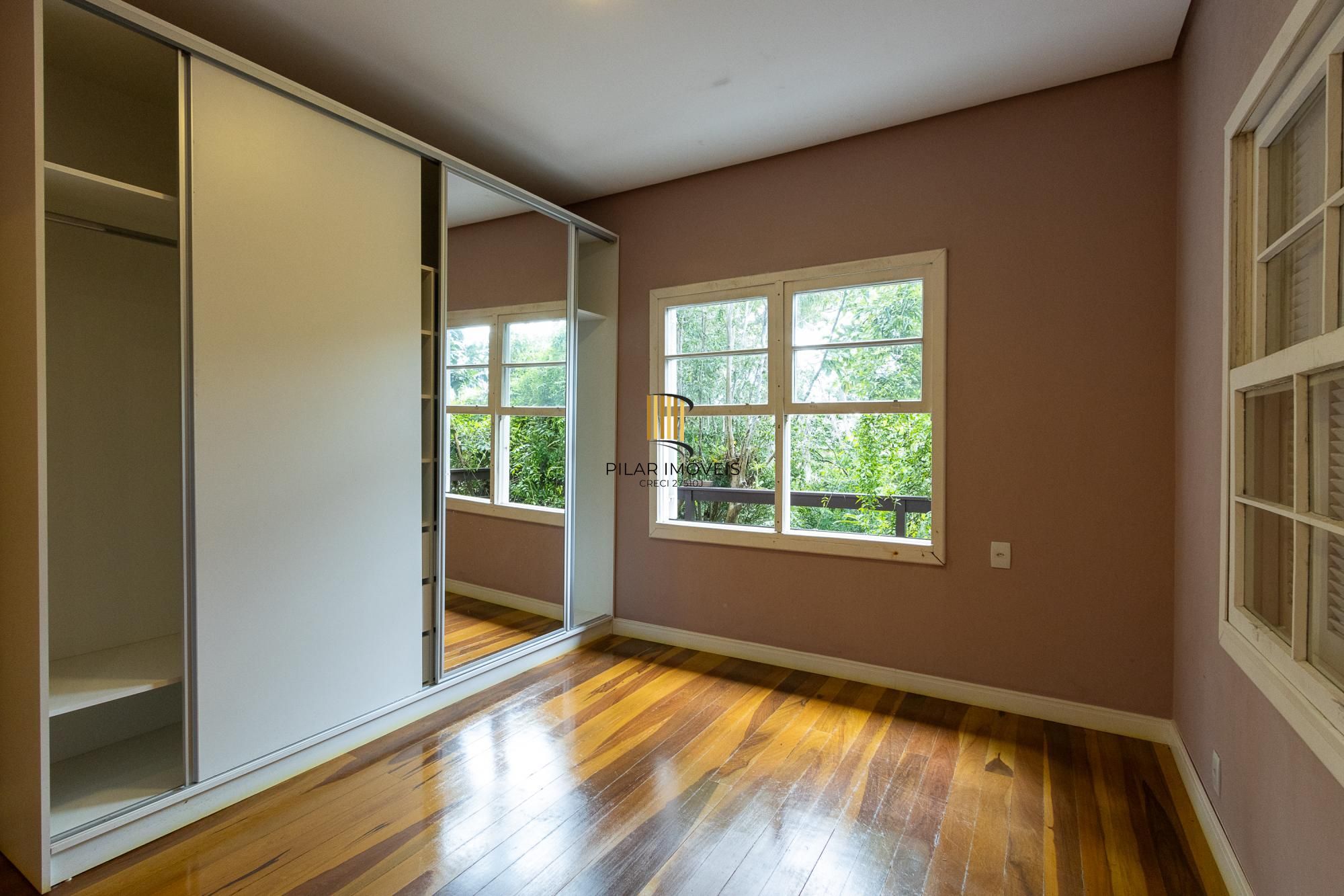 Bela casa térrea, 2 dormitórios e 1 suite - Parte alta do Bairro Espirito Santos