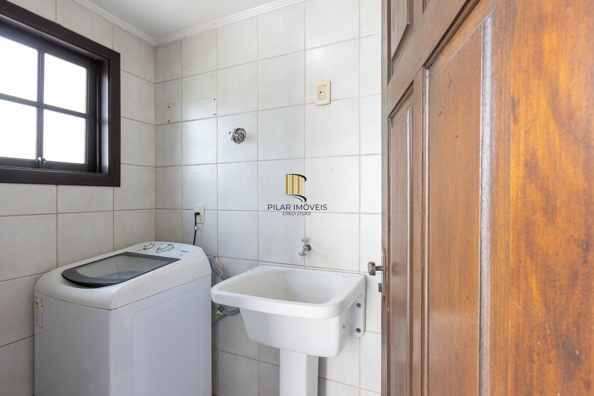 Sobrado, 3 quartos, 2 vagas, pátio com piscina - Bairro Nonoai