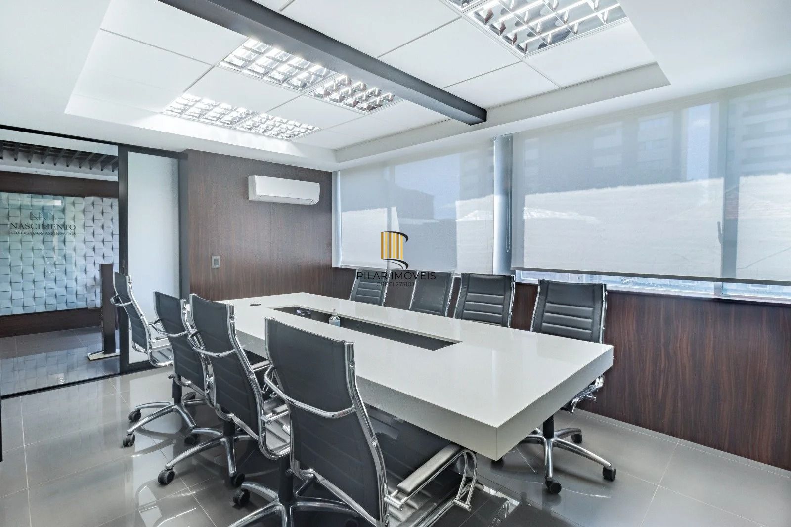 Sala/Conjunto Comercial com 4 vagas e 218m²