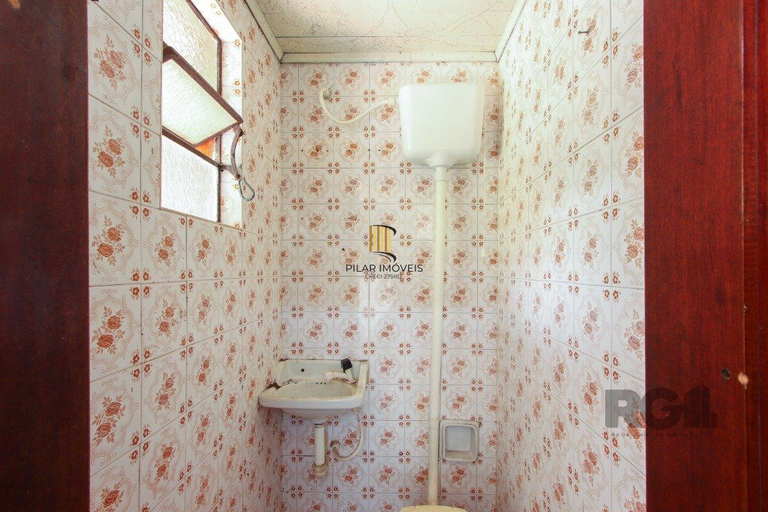 Casa mista com 4 dormitórios, 2 banheiros, 1 lavabo e 3 vagas a uma quadra da Av. Guaíba