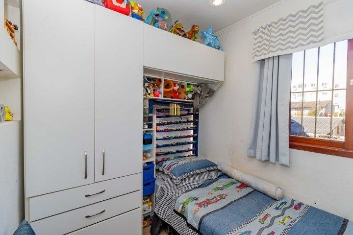 Casa de 3 dormitórios, em condomínio fechado na zona sul de Porto Alegre,  com lareira, churrasqueira e vaga de garagem.