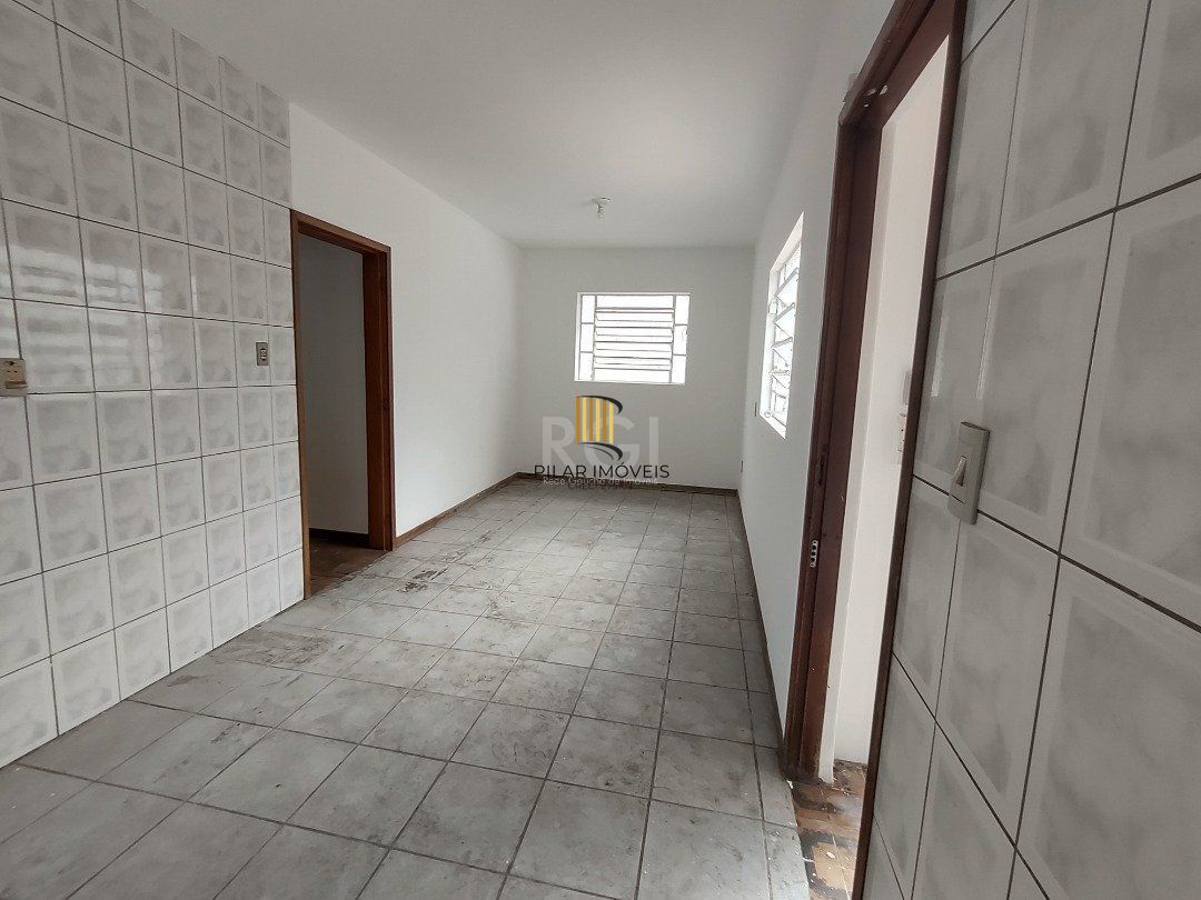 Casa à venda com 3 quartos, 1 vaga e pátio - Bairro Medianeira