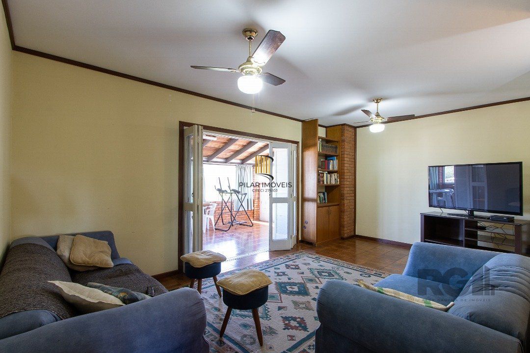 Casa com 4 quartos, suíte, churrasqueira, lareira, garagem coberta e lindo jardim.